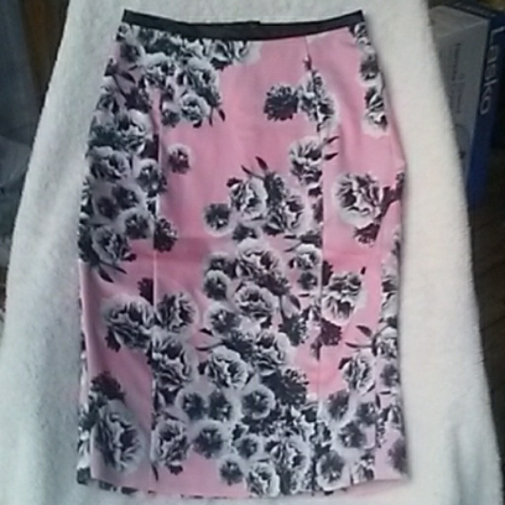 𝅺NWT- Cory - Floral Midi Skirt